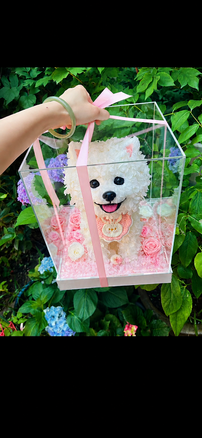 花材を敷いた透明ボックスに収められた完成作品